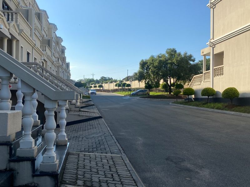 3 BEDROOMS TRIPLEX 2.5 BATHROOMS FOR SALE IN ROSA ROYALE EASTE , - Photo 3