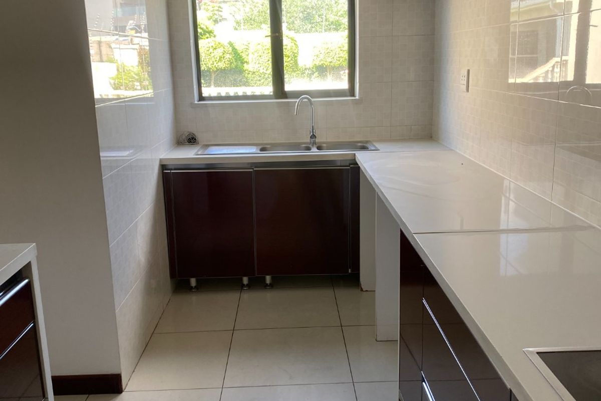 3 BEDROOMS TRIPLEX 2.5 BATHROOMS FOR SALE IN ROSA ROYALE EASTE , - Photo 4