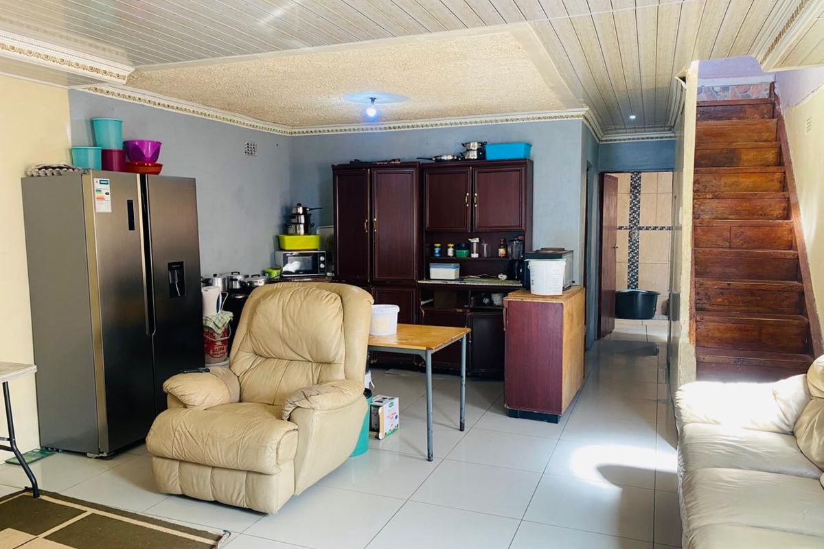 Lovely 4 Bedroom Double Storey family home  - Photo 2