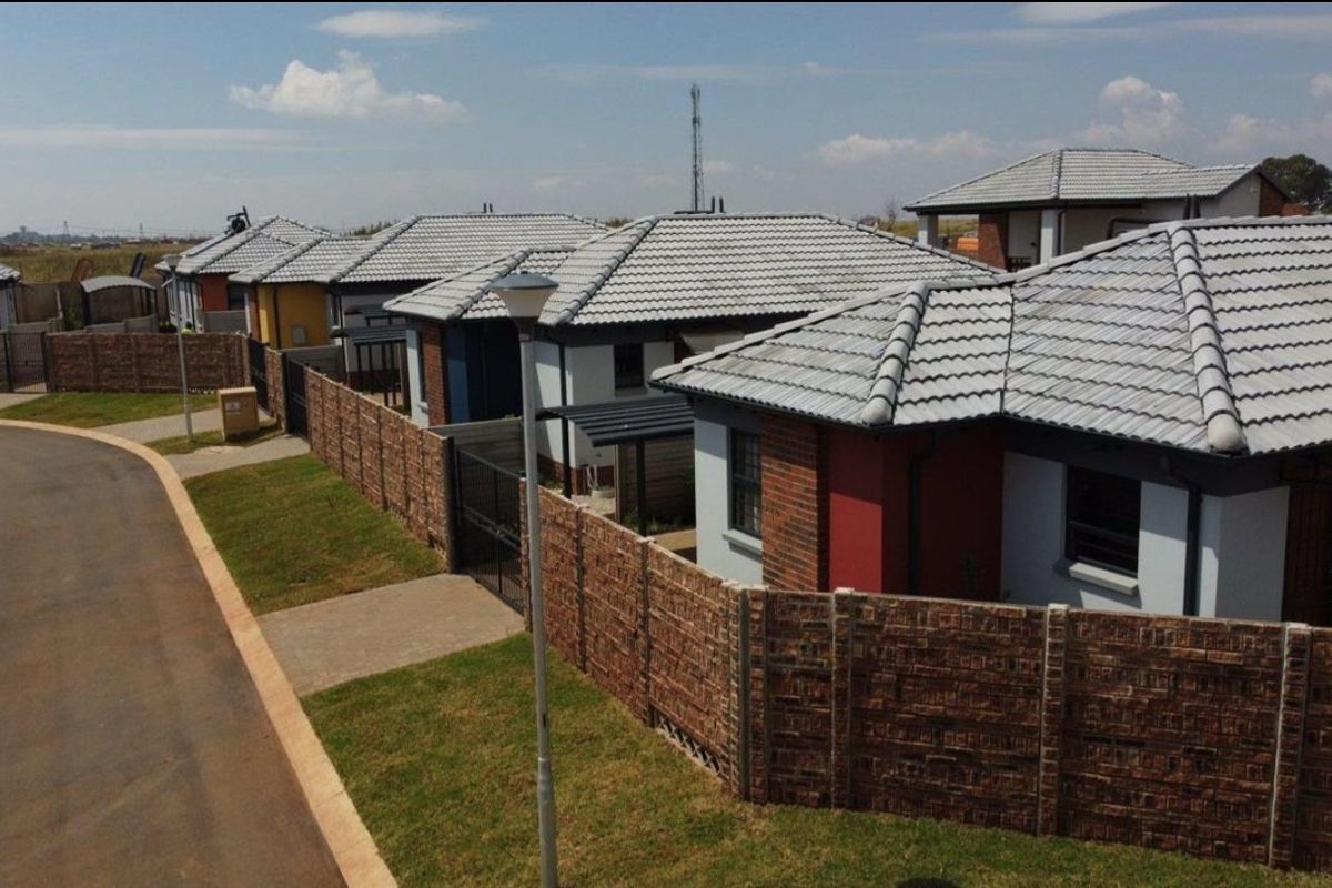 Spacious 3 bedroom 2-bathroom house or sale in Milano - Photo 2