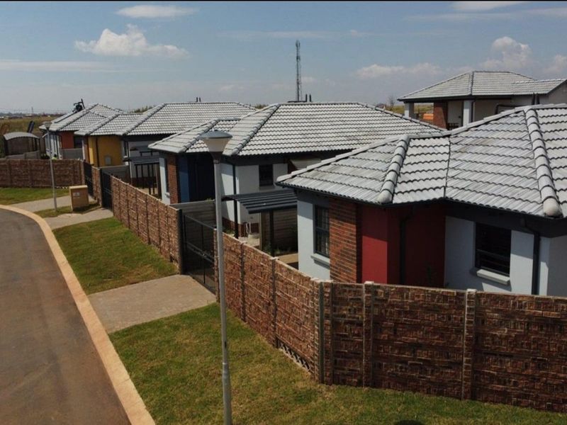 Spacious 3 bedroom 2-bathroom house or sale in Milano - Photo 2