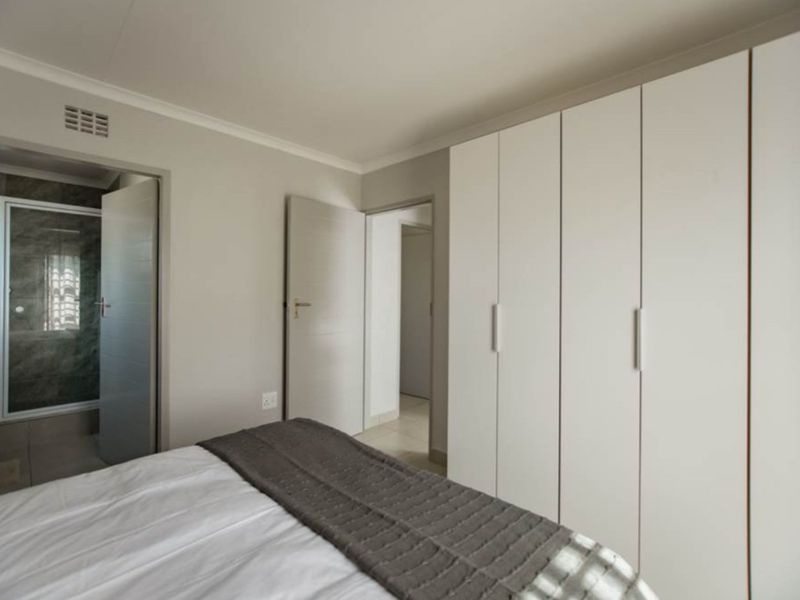 Spacious 3 bedroom 2-bathroom house or sale in Milano - Photo 10