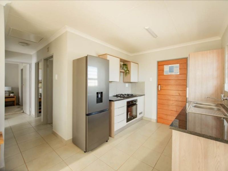 Spacious 3 bedroom 2-bathroom house or sale in Milano - Photo 6