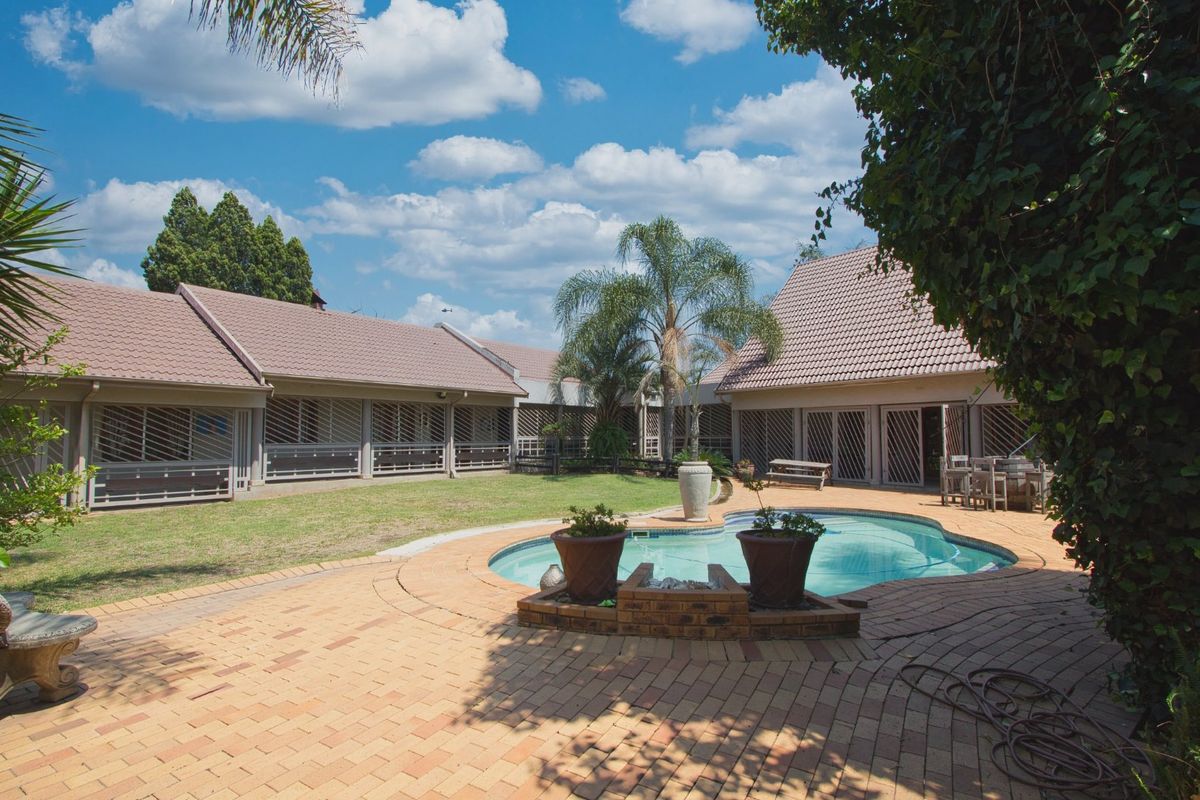 Entertainers dream home close to schools - Photo 4