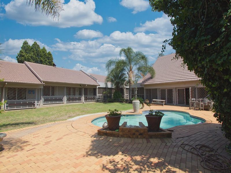 Entertainers dream home close to schools - Photo 4