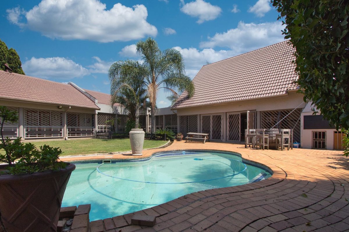 Entertainers dream home close to schools - Photo 5