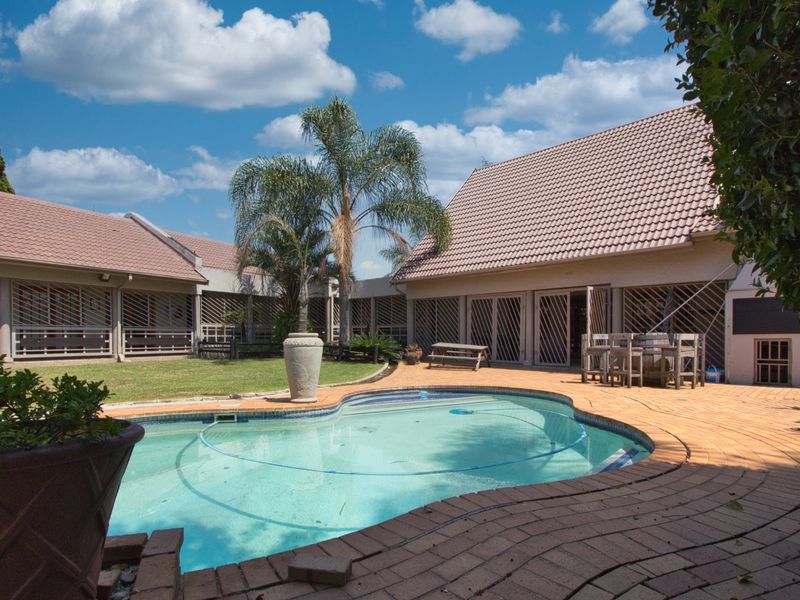 Entertainers dream home close to schools - Photo 5