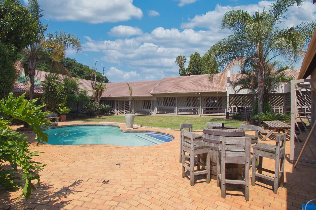 Entertainers dream home close to schools - Photo 2