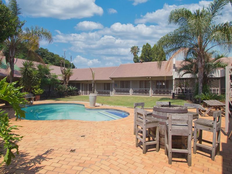 Entertainers dream home close to schools - Photo 2