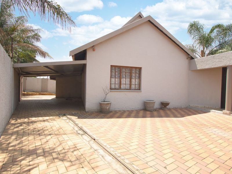 Entertainers dream home close to schools - Photo 7