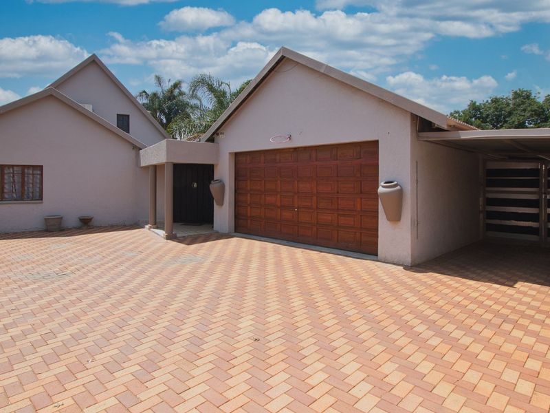 Entertainers dream home close to schools - Photo 6