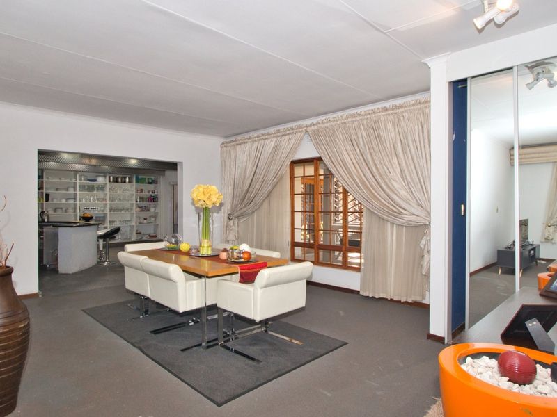 Entertainers dream home close to schools - Photo 10