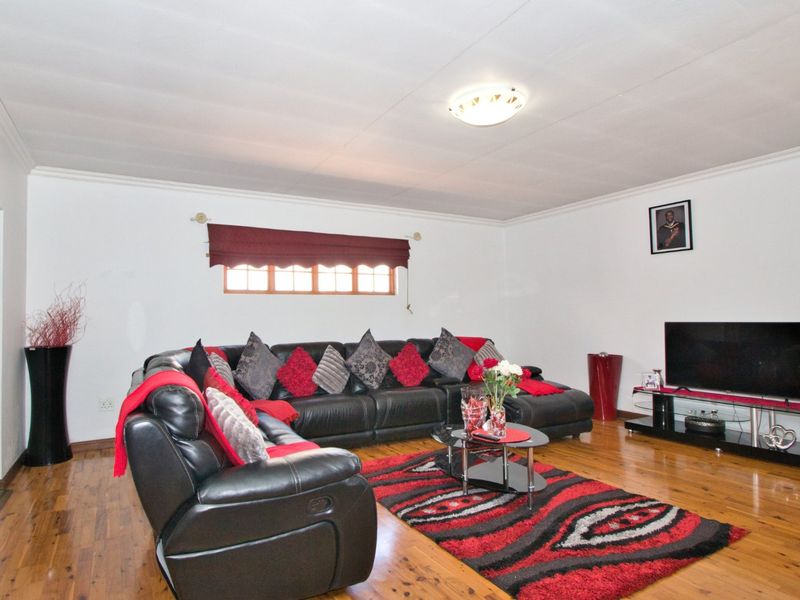 Entertainers dream home close to schools - Photo 9