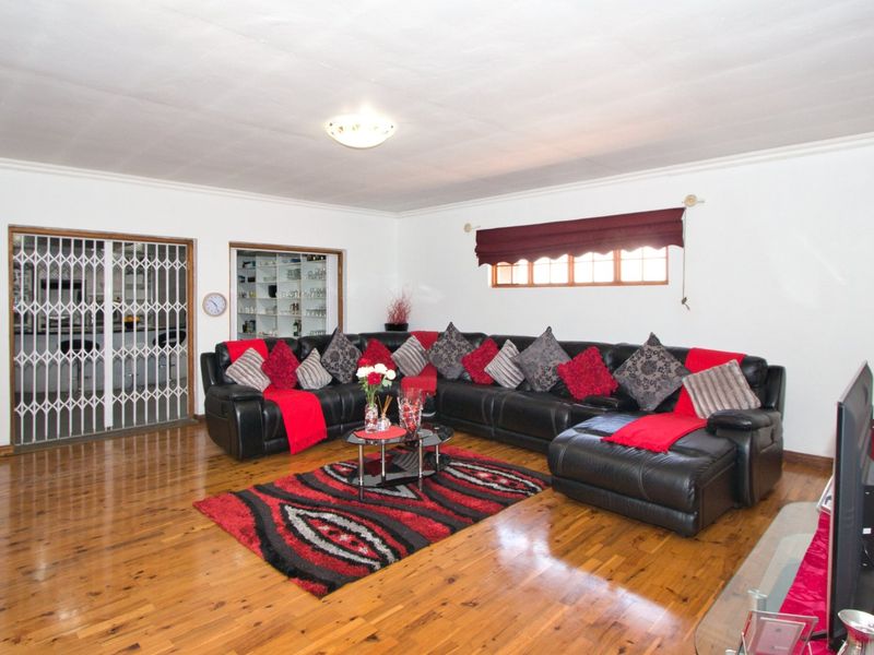 Entertainers dream home close to schools - Photo 8