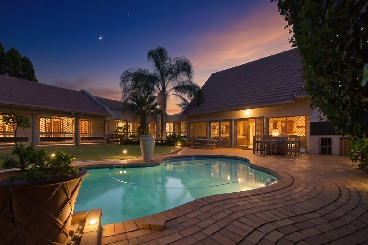 Entertainers dream home close to schools - Photo 3