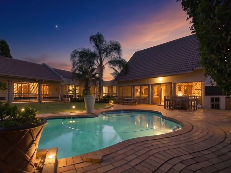 Entertainers dream home close to schools - Photo 3