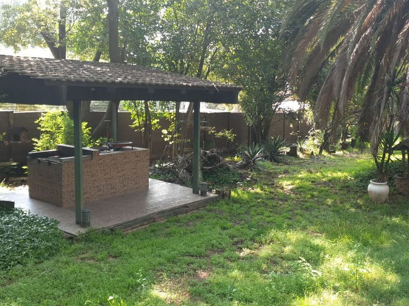 Spacious Family Home with Great Potential & Entertainment Features - Photo 10