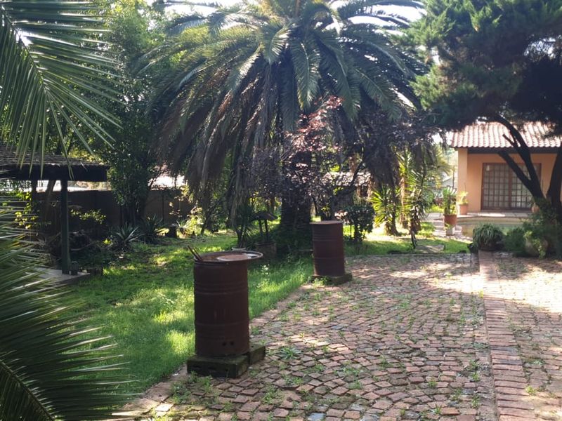 Spacious Family Home with Great Potential & Entertainment Features - Photo 9