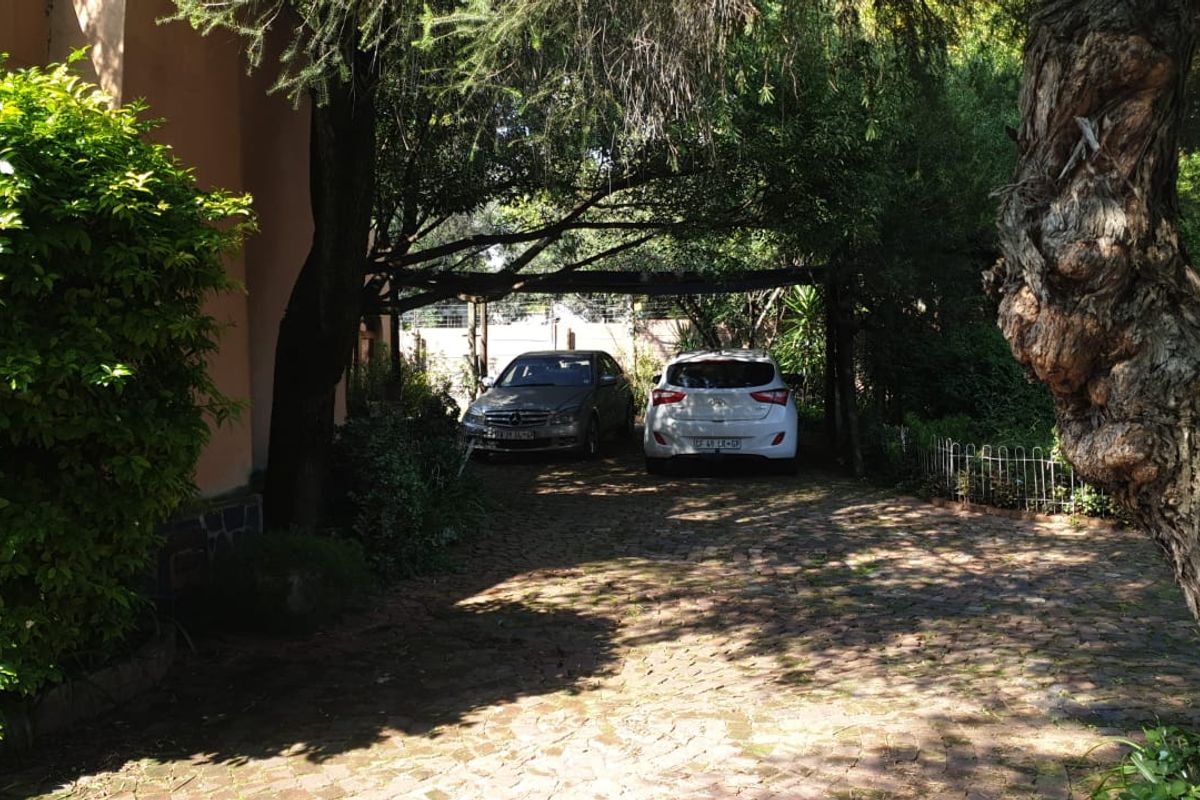 Spacious Family Home with Great Potential & Entertainment Features - Photo 5