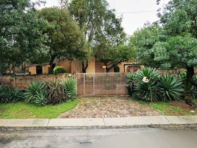 Spacious Family Home with Great Potential & Entertainment Features - Photo 1