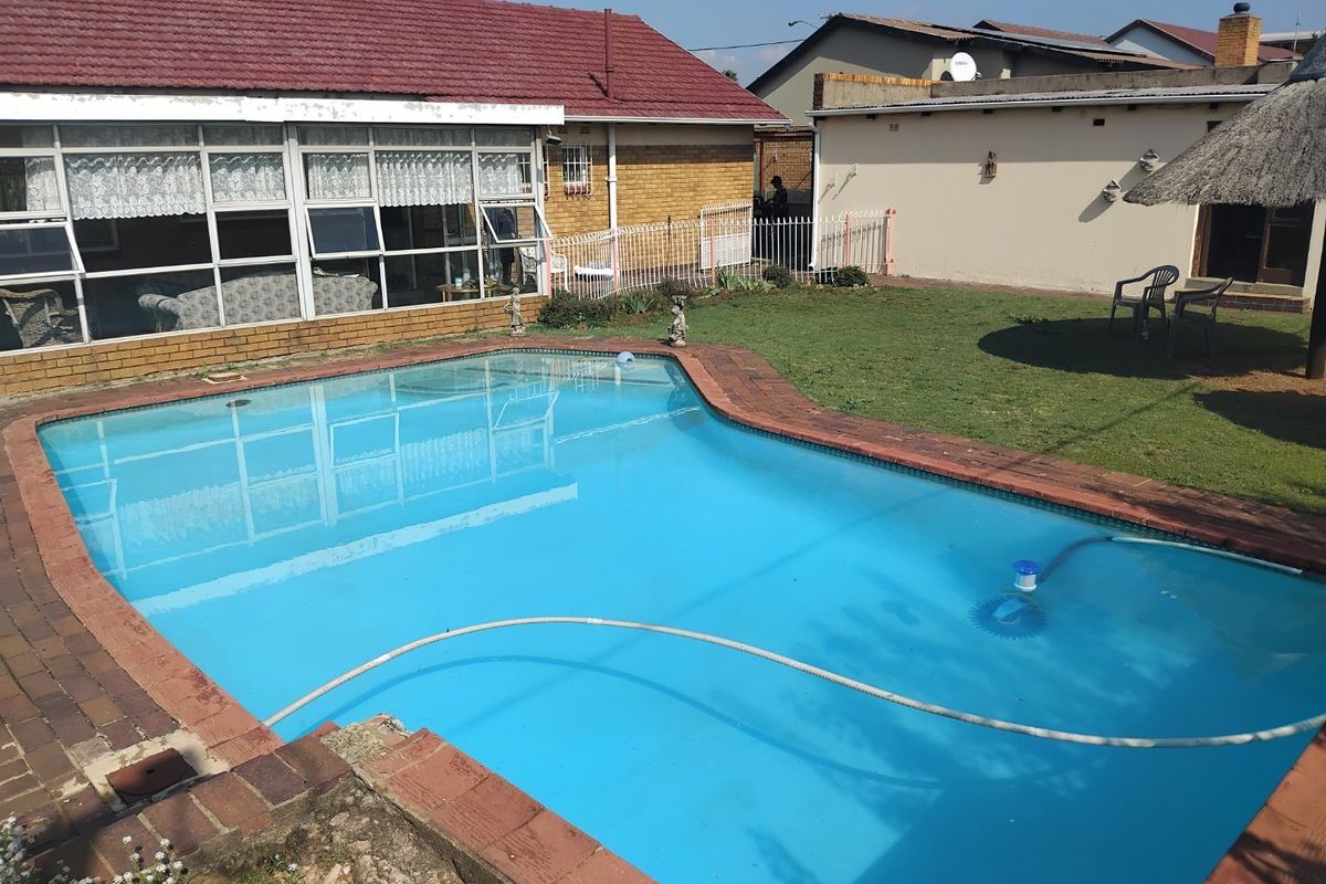 Charming Family Home with Pool – Great Value & Comfort! - Photo 2