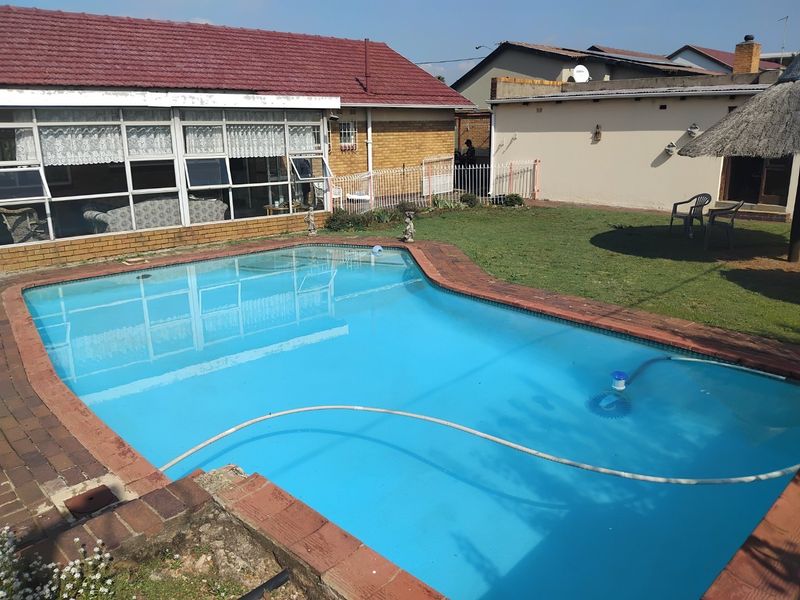 Charming Family Home with Pool – Great Value & Comfort! - Photo 2