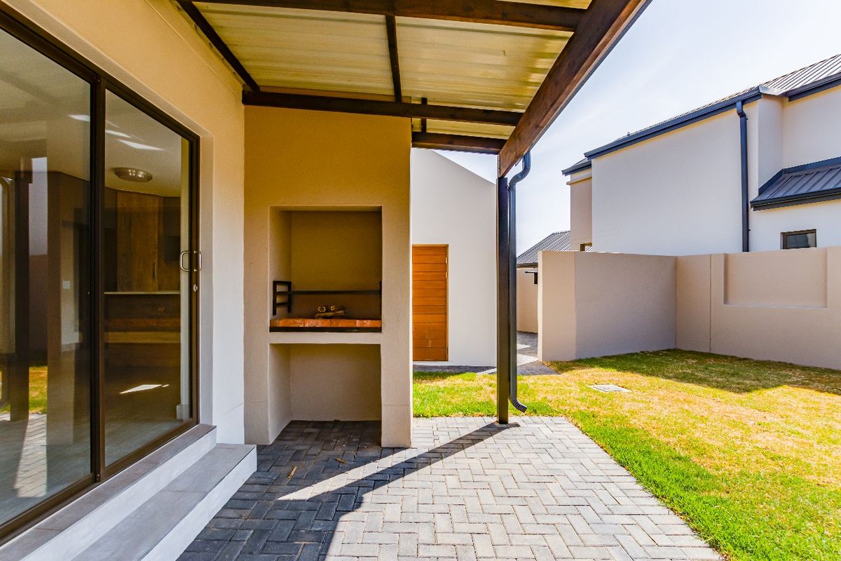 MODERN 3 BEDROOM DOUBLE STORYEY HOUSE - Photo 2