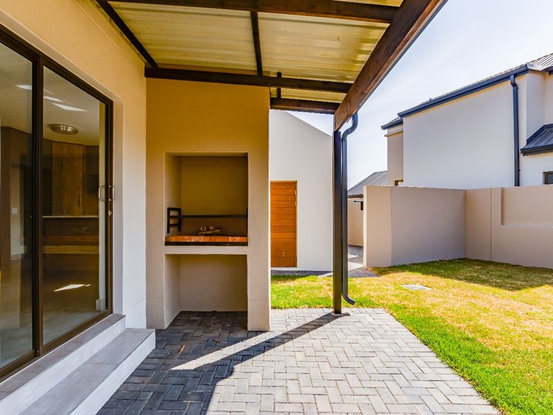 MODERN 3 BEDROOM DOUBLE STORYEY HOUSE - Photo 2