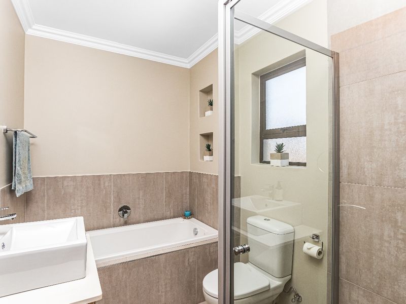 MODERN 3 BEDROOM DOUBLE STORYEY HOUSE - Photo 10