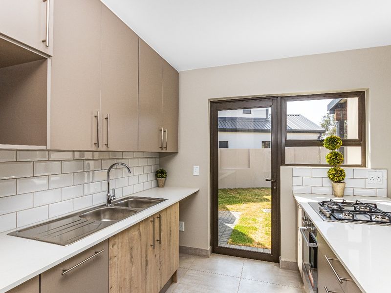 MODERN 3 BEDROOM DOUBLE STORYEY HOUSE - Photo 6