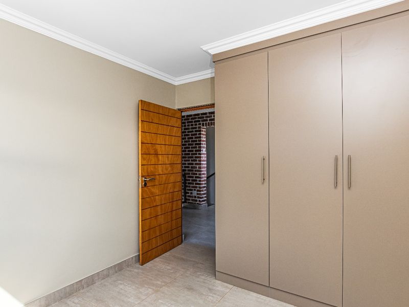 MODERN 3 BEDROOM DOUBLE STORYEY HOUSE - Photo 8