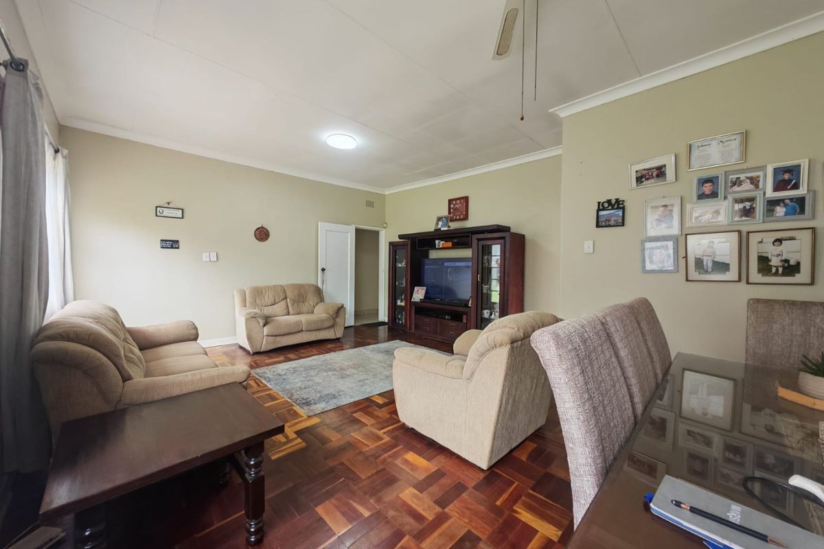 Spacious Family Home in Secure Area - Photo 4