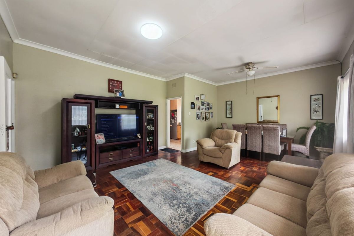 Spacious Family Home in Secure Area - Photo 3