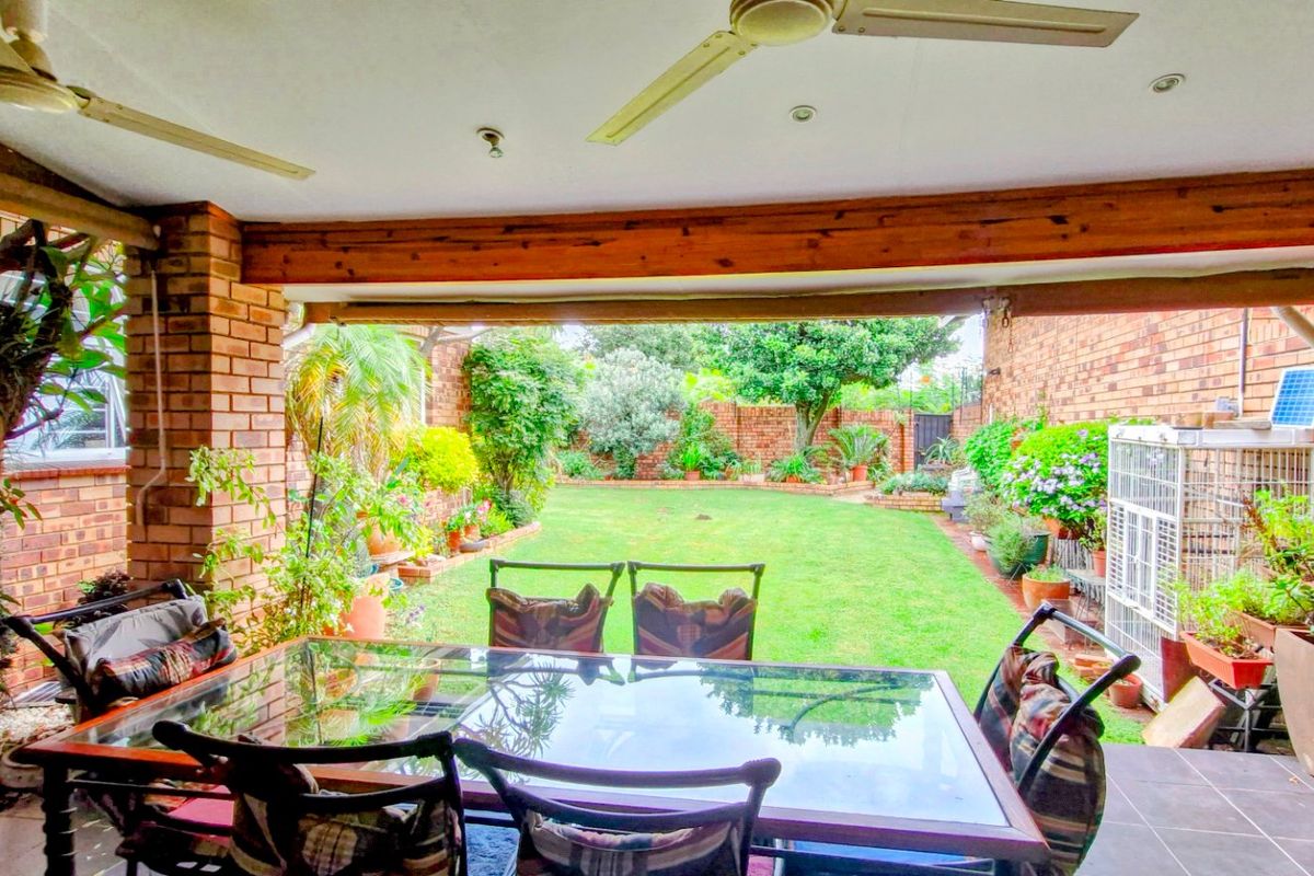 Charming Spacious   ,,,,,,,,,, 3 Bedrooms ,,2 Bathrooms, Double Garage  Pet Friendly Garden  Open Plan Townhouse - Photo 3