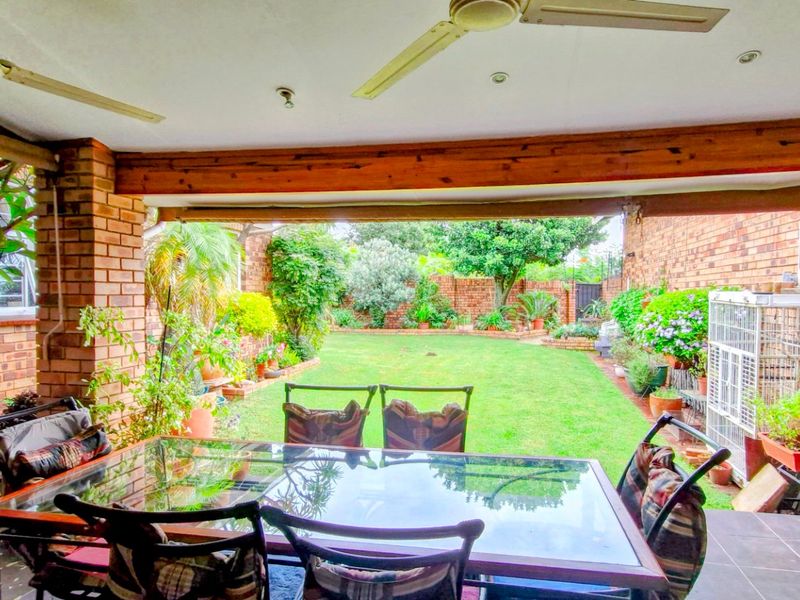 Charming Spacious   ,,,,,,,,,, 3 Bedrooms ,,2 Bathrooms, Double Garage  Pet Friendly Garden  Open Plan Townhouse - Photo 3