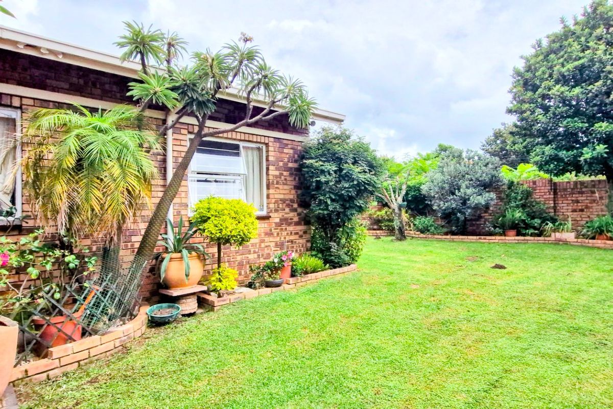 Charming Spacious   ,,,,,,,,,, 3 Bedrooms ,,2 Bathrooms, Double Garage  Pet Friendly Garden  Open Plan Townhouse - Photo 2