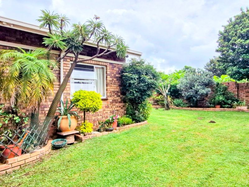 Charming Spacious   ,,,,,,,,,, 3 Bedrooms ,,2 Bathrooms, Double Garage  Pet Friendly Garden  Open Plan Townhouse - Photo 2