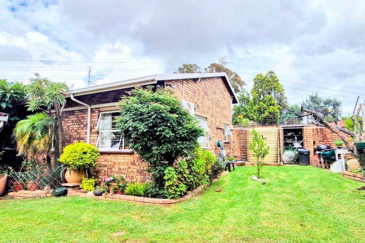 Charming Spacious   ,,,,,,,,,, 3 Bedrooms ,,2 Bathrooms, Double Garage  Pet Friendly Garden  Open Plan Townhouse - Photo 5