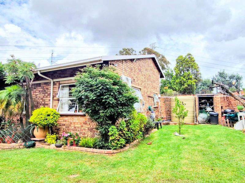 Charming Spacious   ,,,,,,,,,, 3 Bedrooms ,,2 Bathrooms, Double Garage  Pet Friendly Garden  Open Plan Townhouse - Photo 5