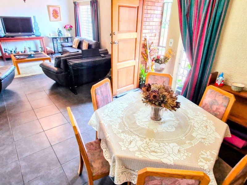 Charming Spacious   ,,,,,,,,,, 3 Bedrooms ,,2 Bathrooms, Double Garage  Pet Friendly Garden  Open Plan Townhouse - Photo 10