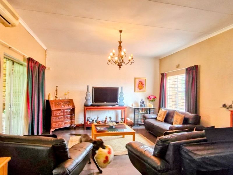 Charming Spacious   ,,,,,,,,,, 3 Bedrooms ,,2 Bathrooms, Double Garage  Pet Friendly Garden  Open Plan Townhouse - Photo 9