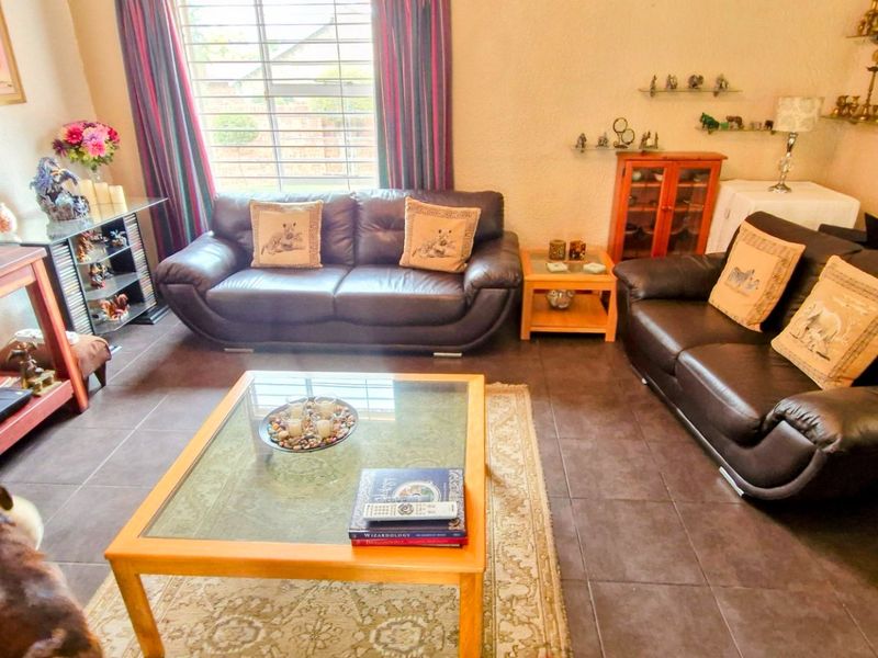 Charming Spacious   ,,,,,,,,,, 3 Bedrooms ,,2 Bathrooms, Double Garage  Pet Friendly Garden  Open Plan Townhouse - Photo 8