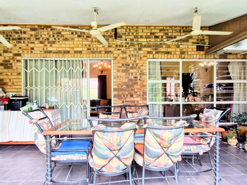 Charming Spacious   ,,,,,,,,,, 3 Bedrooms ,,2 Bathrooms, Double Garage  Pet Friendly Garden  Open Plan Townhouse - Photo 6