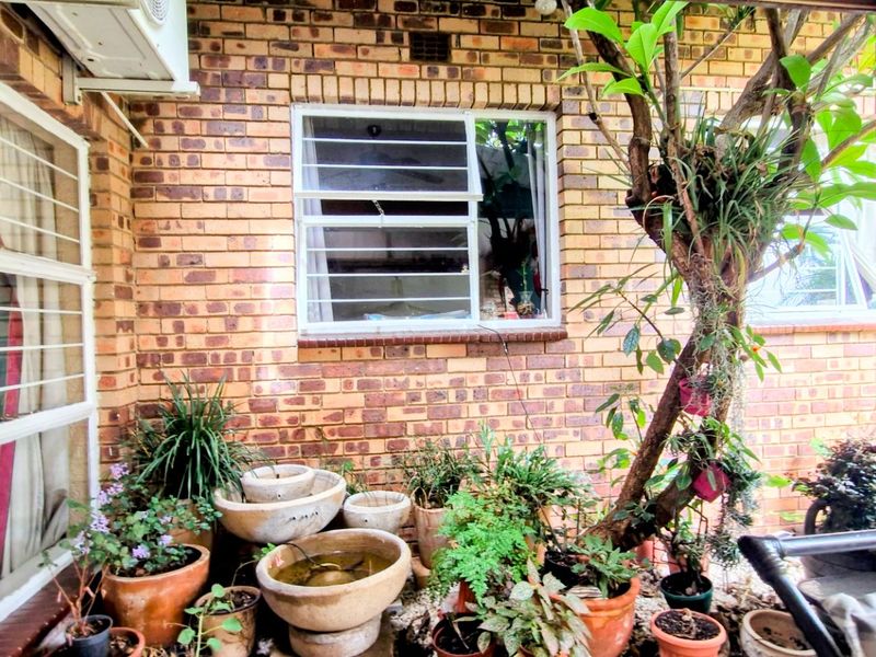 Charming Spacious   ,,,,,,,,,, 3 Bedrooms ,,2 Bathrooms, Double Garage  Pet Friendly Garden  Open Plan Townhouse - Photo 7