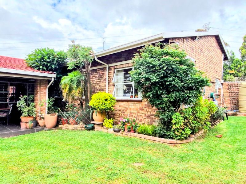 Charming Spacious   ,,,,,,,,,, 3 Bedrooms ,,2 Bathrooms, Double Garage  Pet Friendly Garden  Open Plan Townhouse - Photo 1