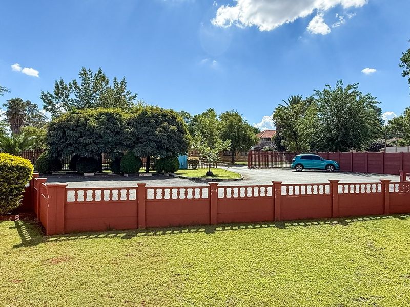 AN EXCEPTIONAL COMMERTIAL PROPERTY - Photo 5