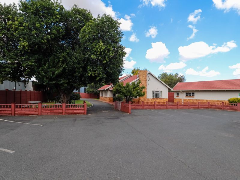 AN EXCEPTIONAL COMMERTIAL PROPERTY - Photo 2