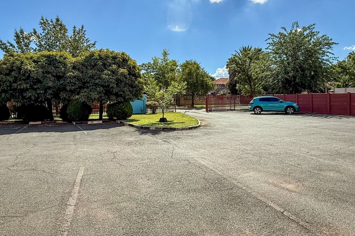 AN EXCEPTIONAL COMMERTIAL PROPERTY - Photo 4