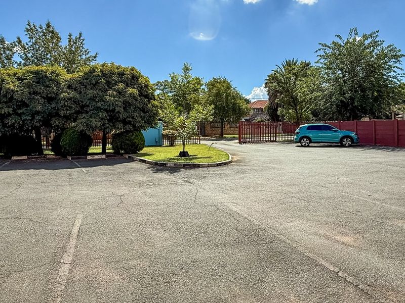 AN EXCEPTIONAL COMMERTIAL PROPERTY - Photo 4