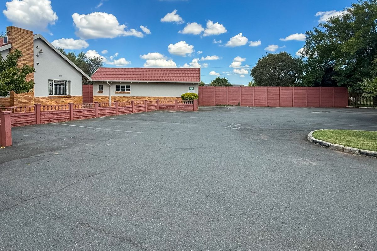 AN EXCEPTIONAL COMMERTIAL PROPERTY - Photo 3